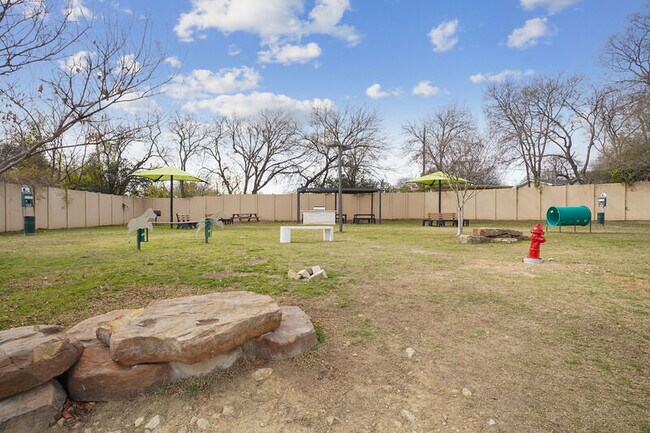 4000 Hulen Apartments photo 4
