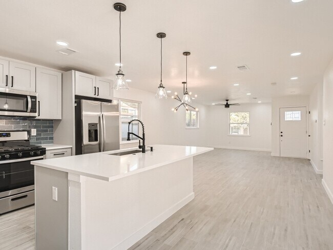 8416 Maine Dr Austin, TX 78758 photo 2
