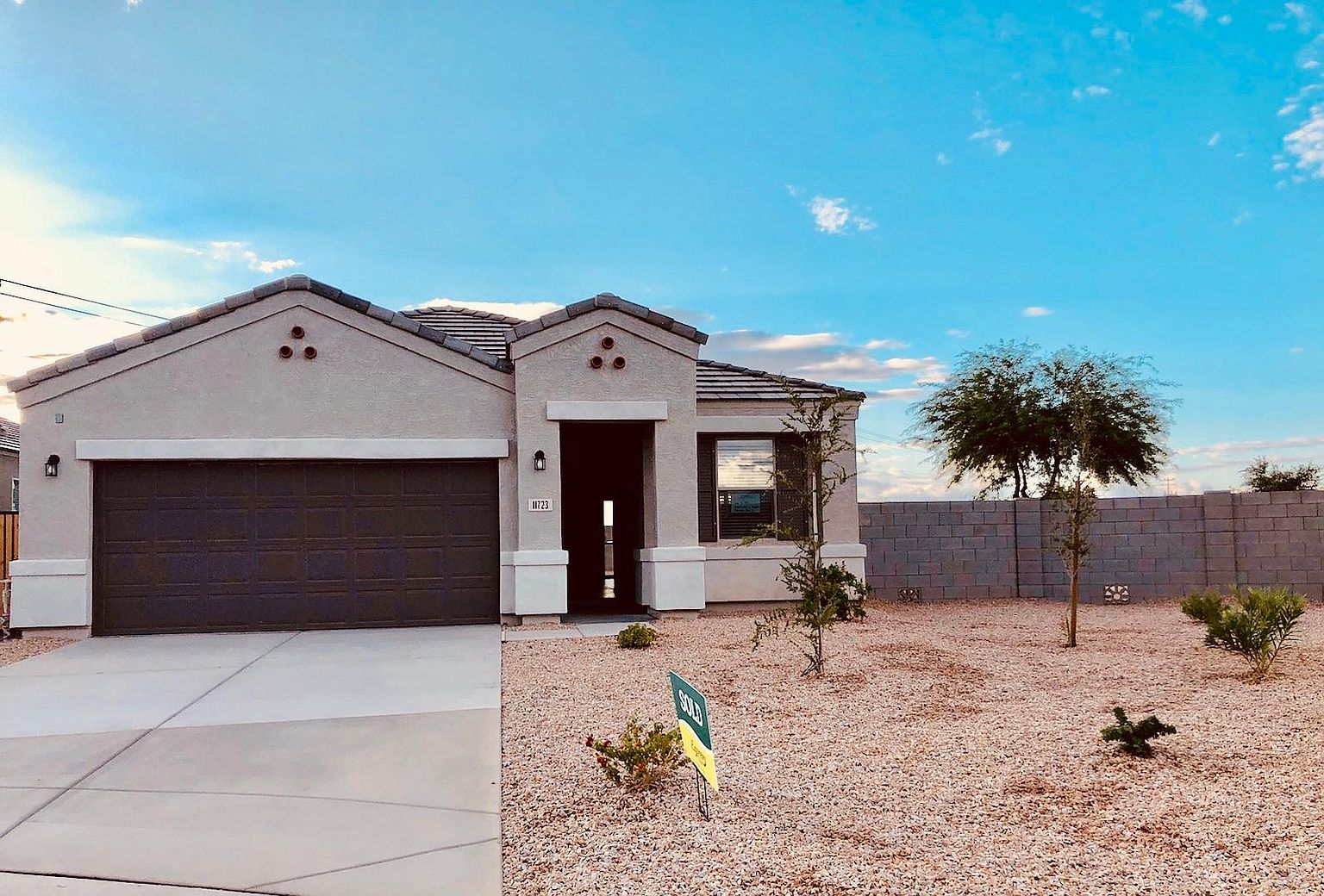 11723 E Marigold Ln photo 2