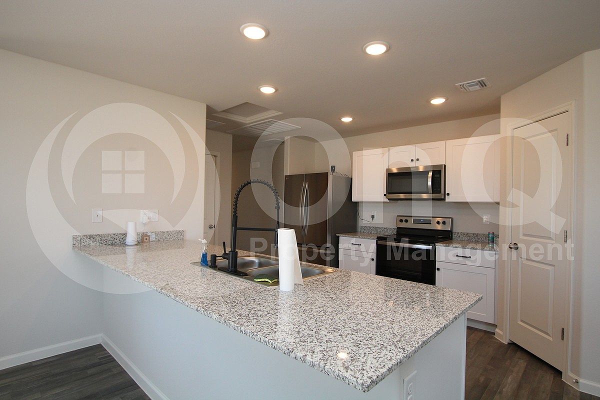 3750 N San Carlos Dr photo 3