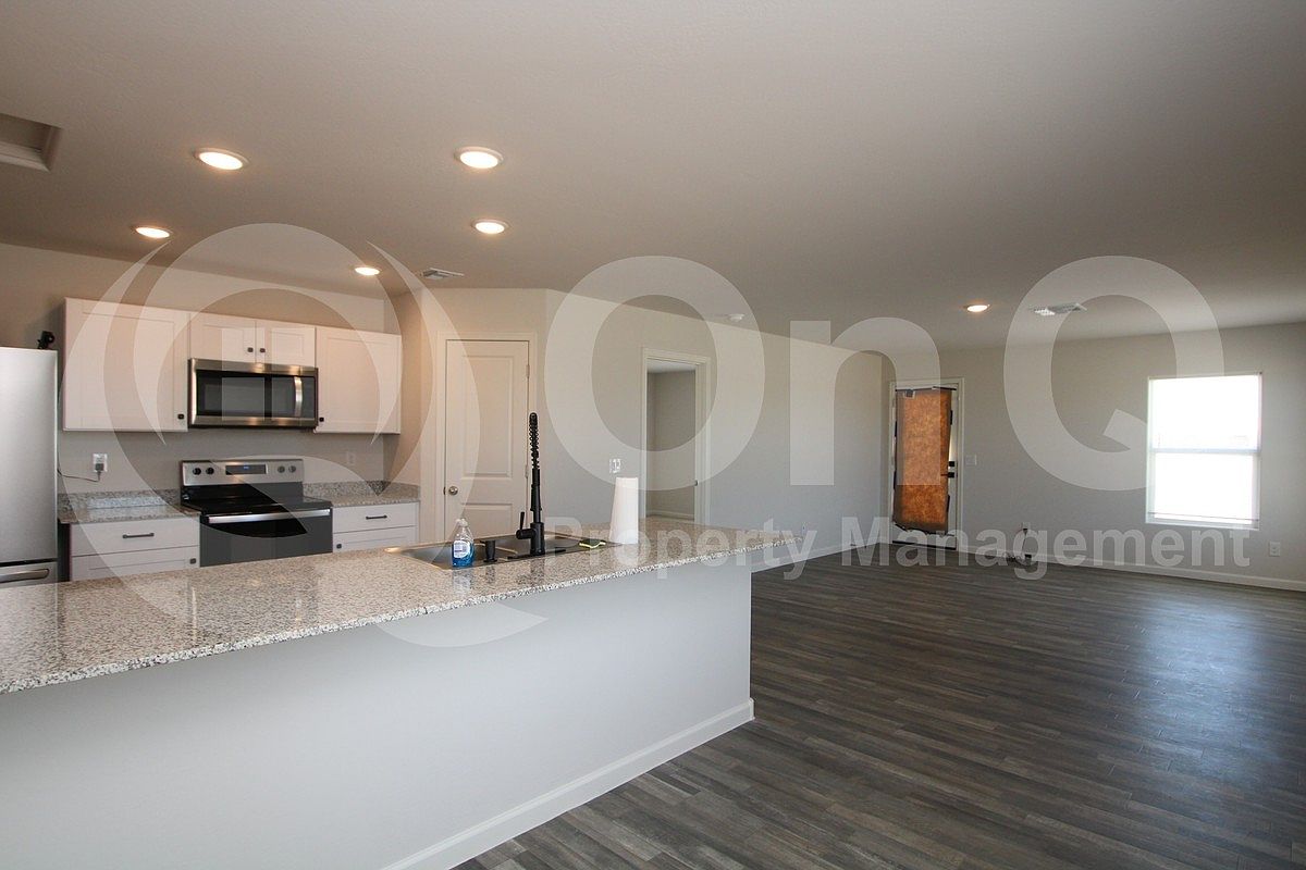 3750 N San Carlos Dr photo 4