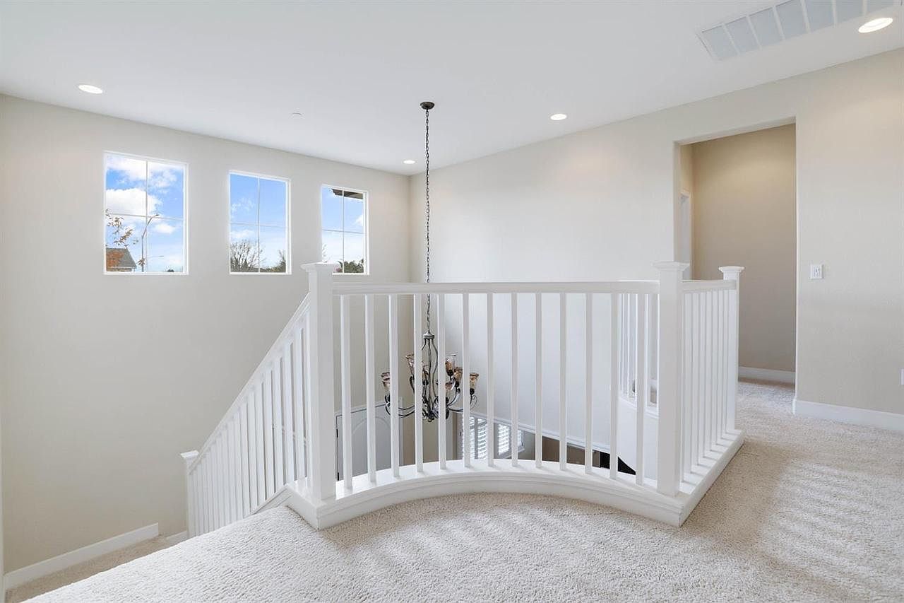 425 Glenbrook Dr photo 3