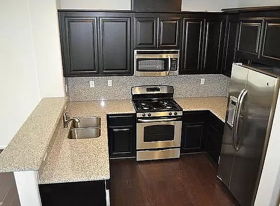 600 Old Oak Ln photo 2
