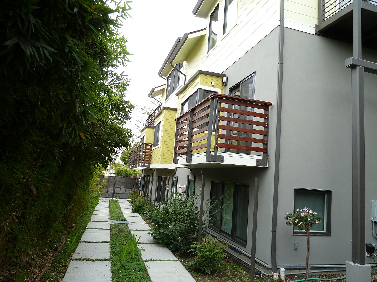 1423 Kains Ave photo 2