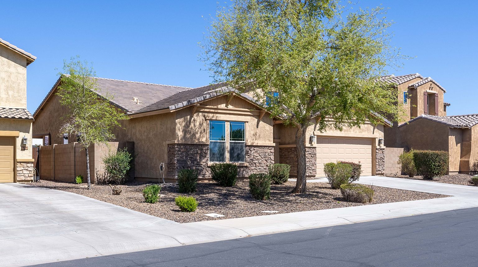 3896 E Alfalfa Dr photo 2