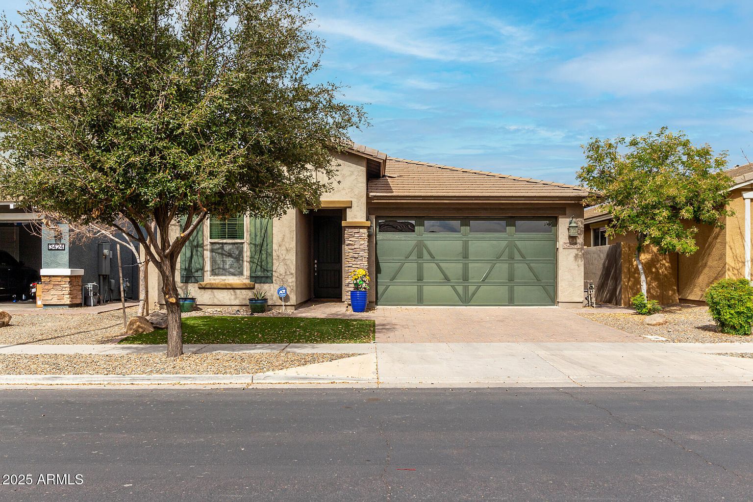 3432 E Alfalfa Dr
