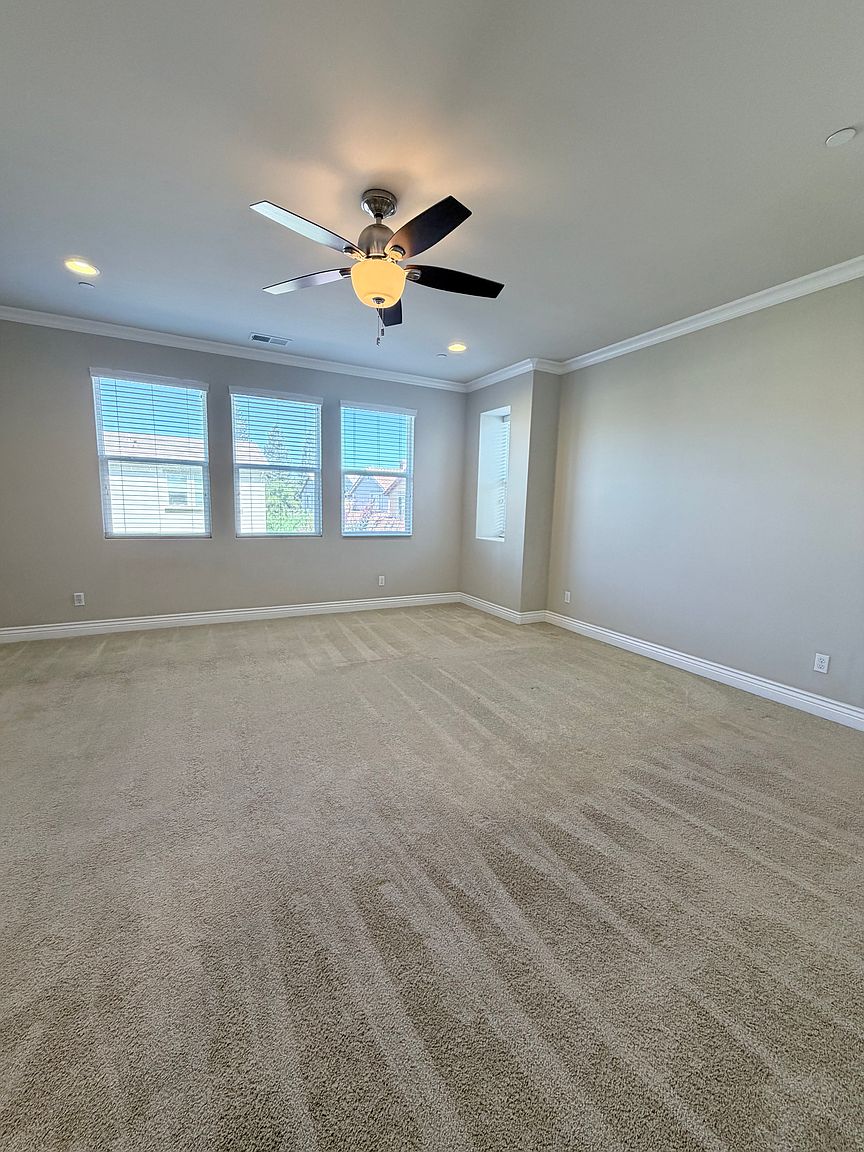 671 Saint James Dr photo 3