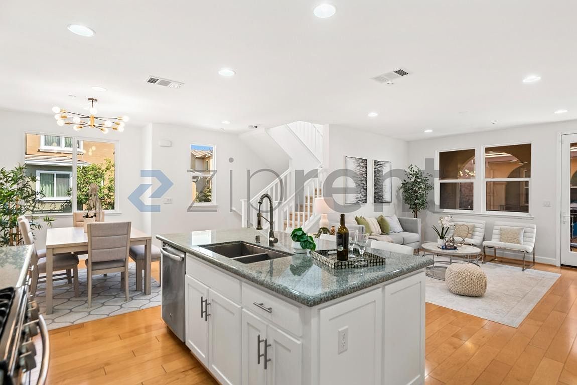 1633 Lee Way photo 2