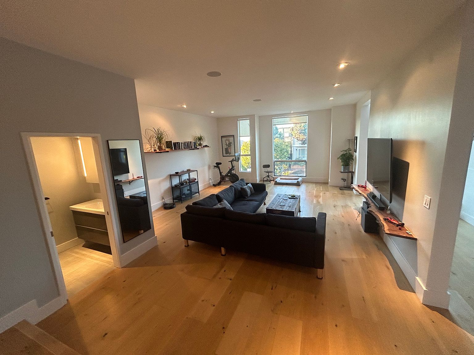 1409 Hudson Ave photo 2