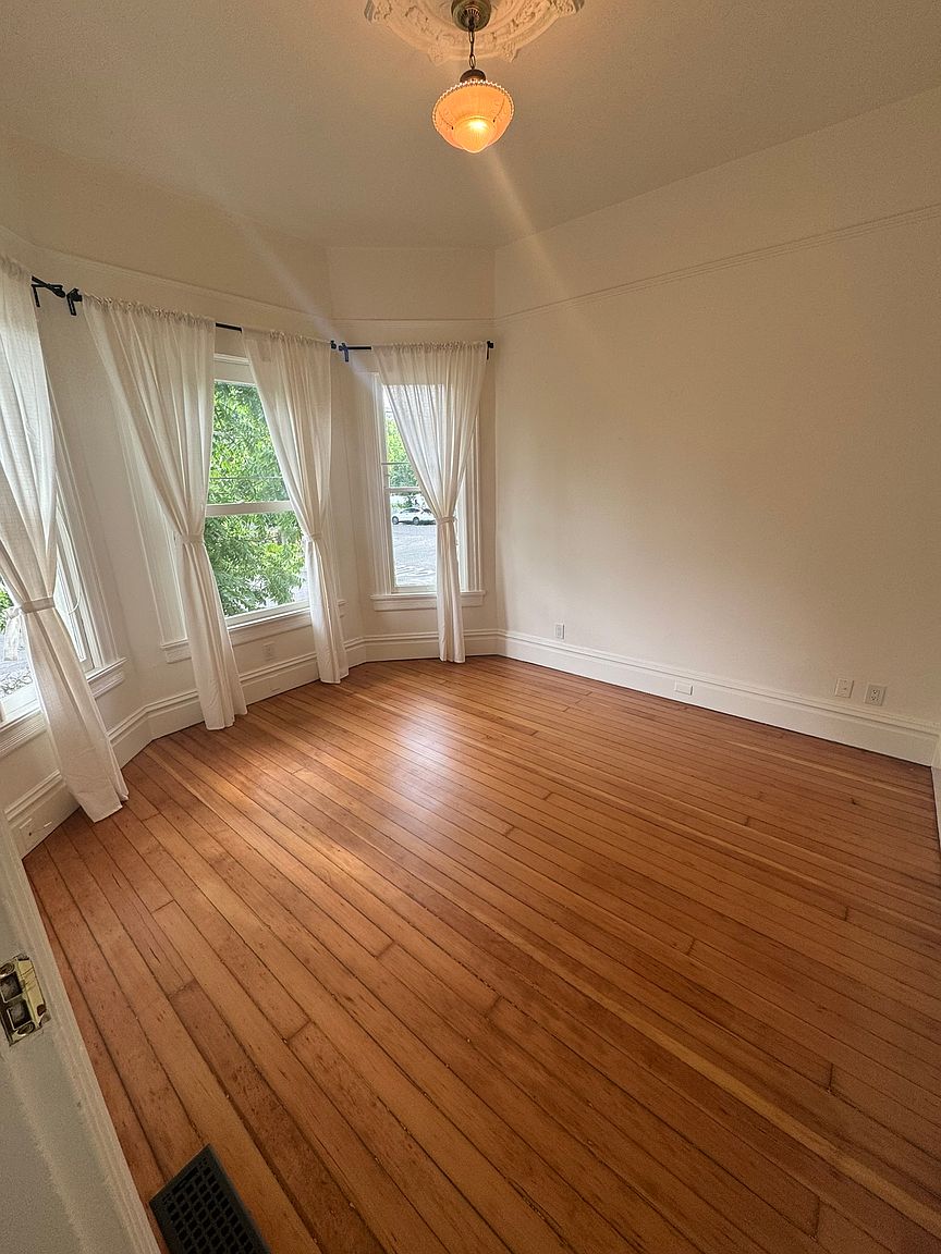 411 Brown St photo 3