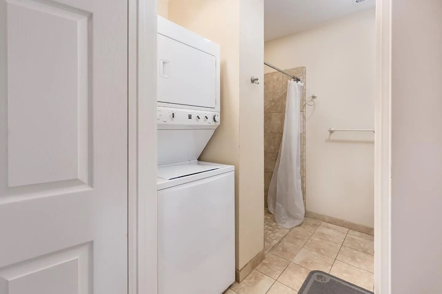 1BR/1BA Condo on Pacific Ave · Santa Cruz photo 5