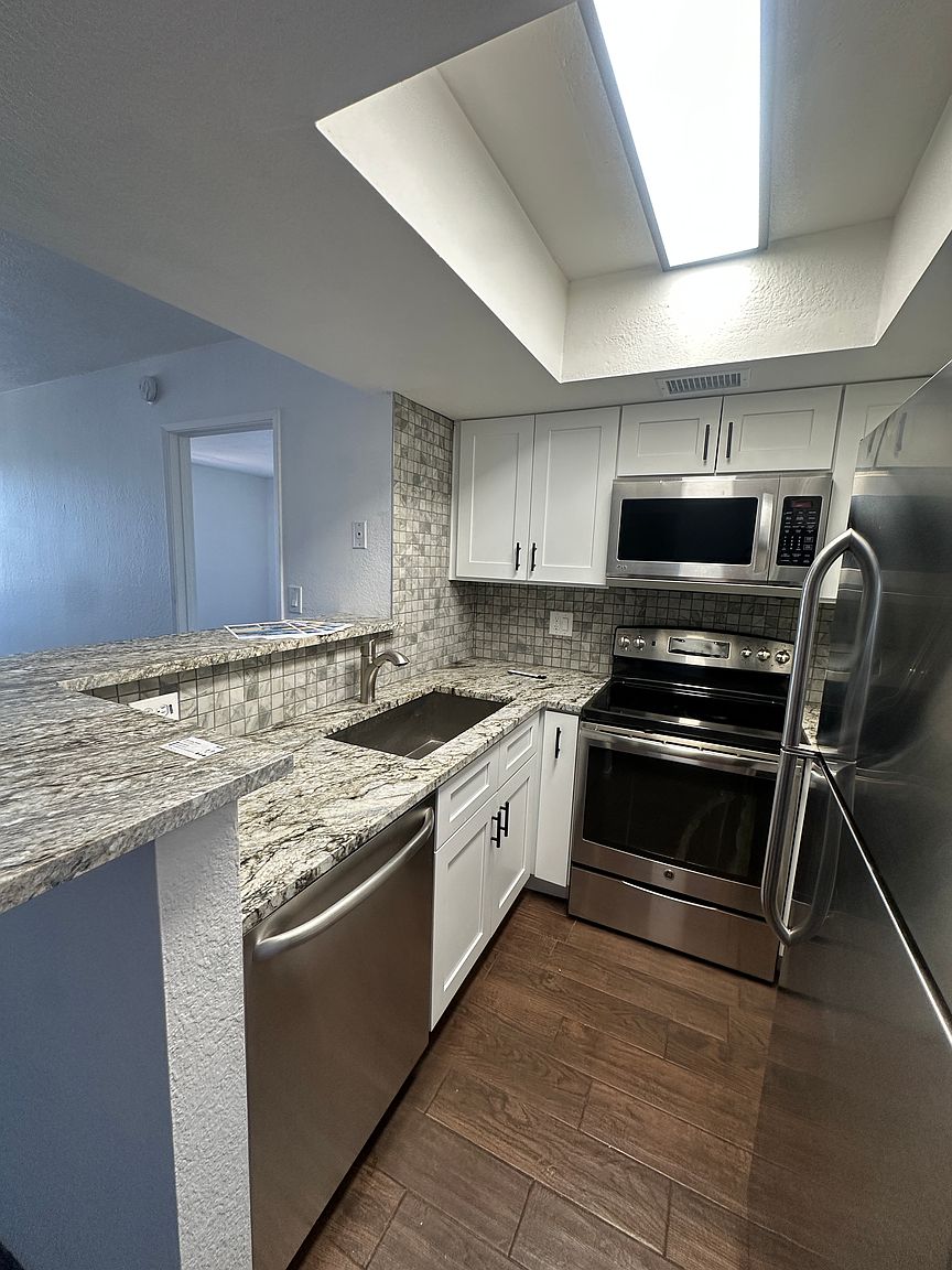 3601 W Tierra Buena Ln Phoenix, AZ 85053 photo 2