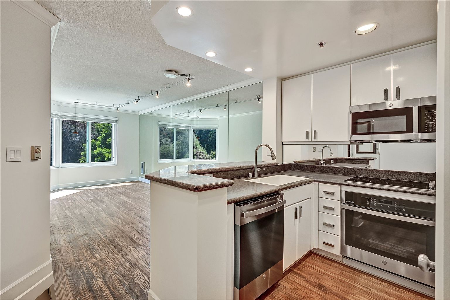 240 Lombard St San Francisco, CA 94111 photo 2
