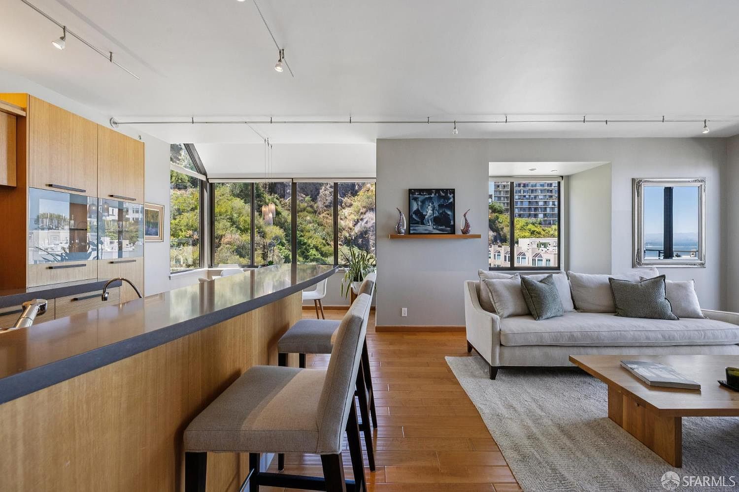 101 Lombard St photo 5
