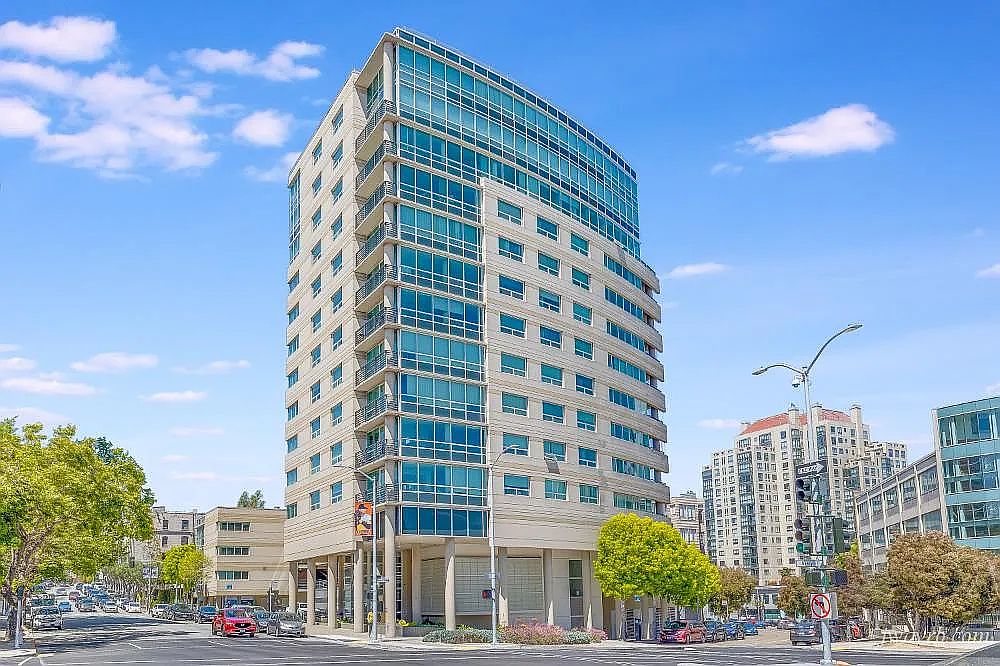 Beautiful 2 Bed / 2 Bath Unit Located In Downtown District photo 3