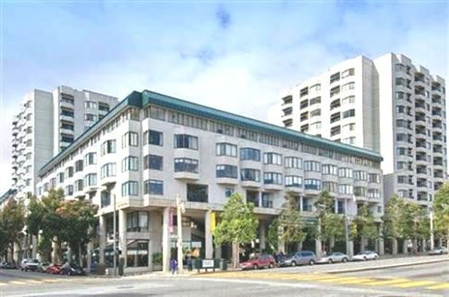 601 Van Ness Ave photo 2