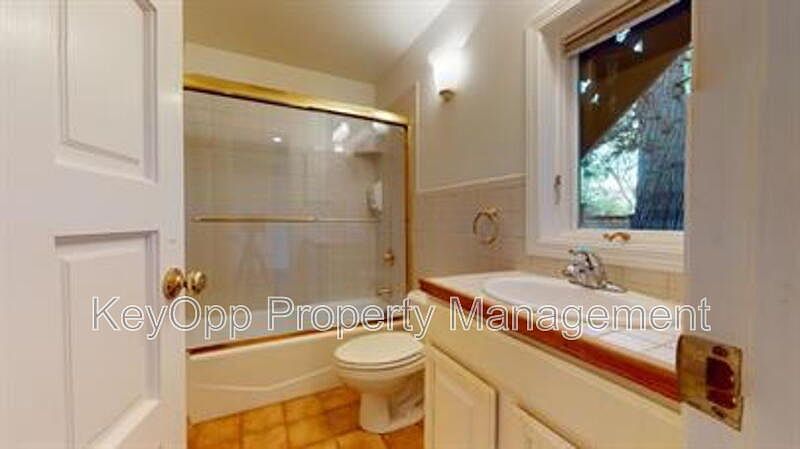 450 28th Ave photo 4