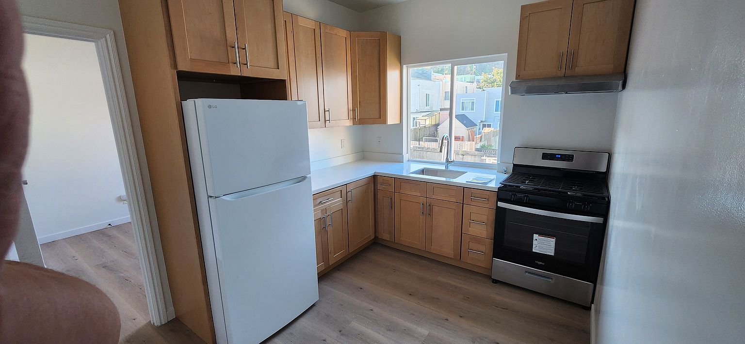 1883 Oakdale Ave photo 2