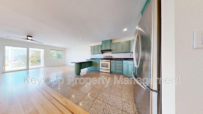 651 University St photo 3