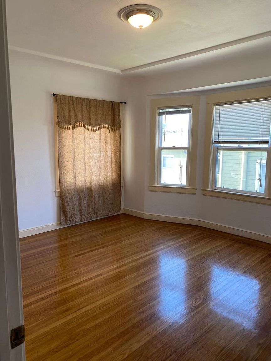 135 S Hill Blvd photo 2