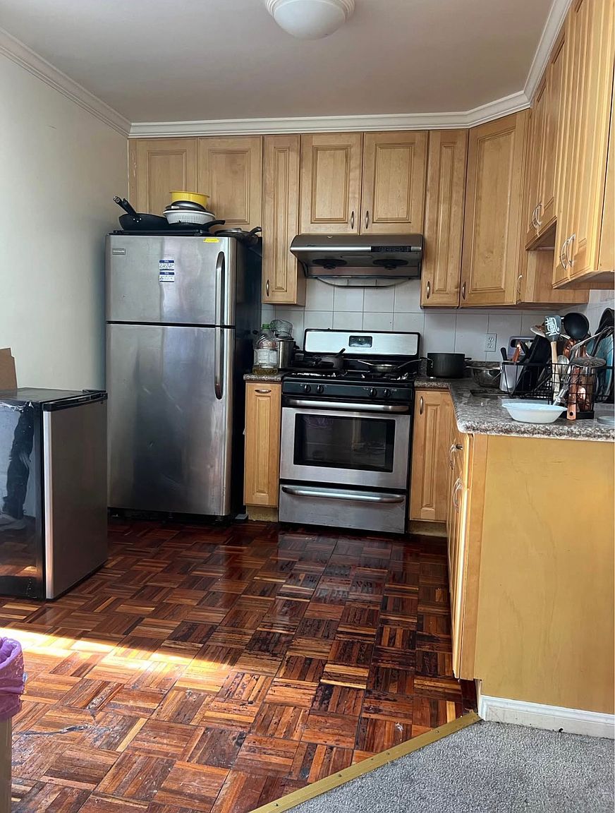 650 Head St photo 2