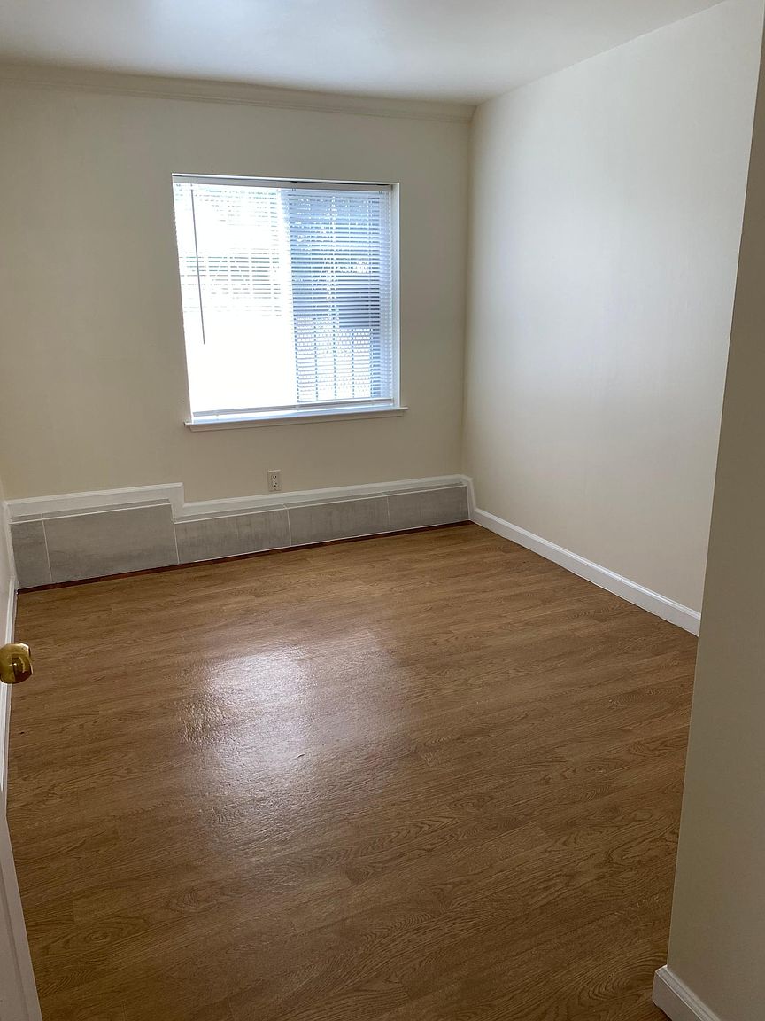 190 Saint Charles Ave photo 3