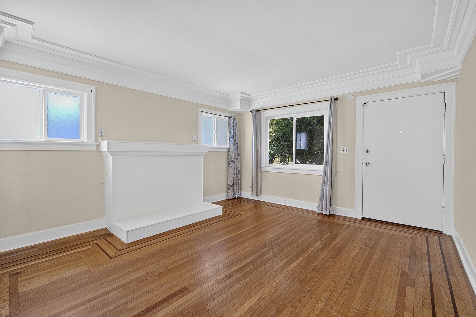 736 Mountain View Ave photo 4