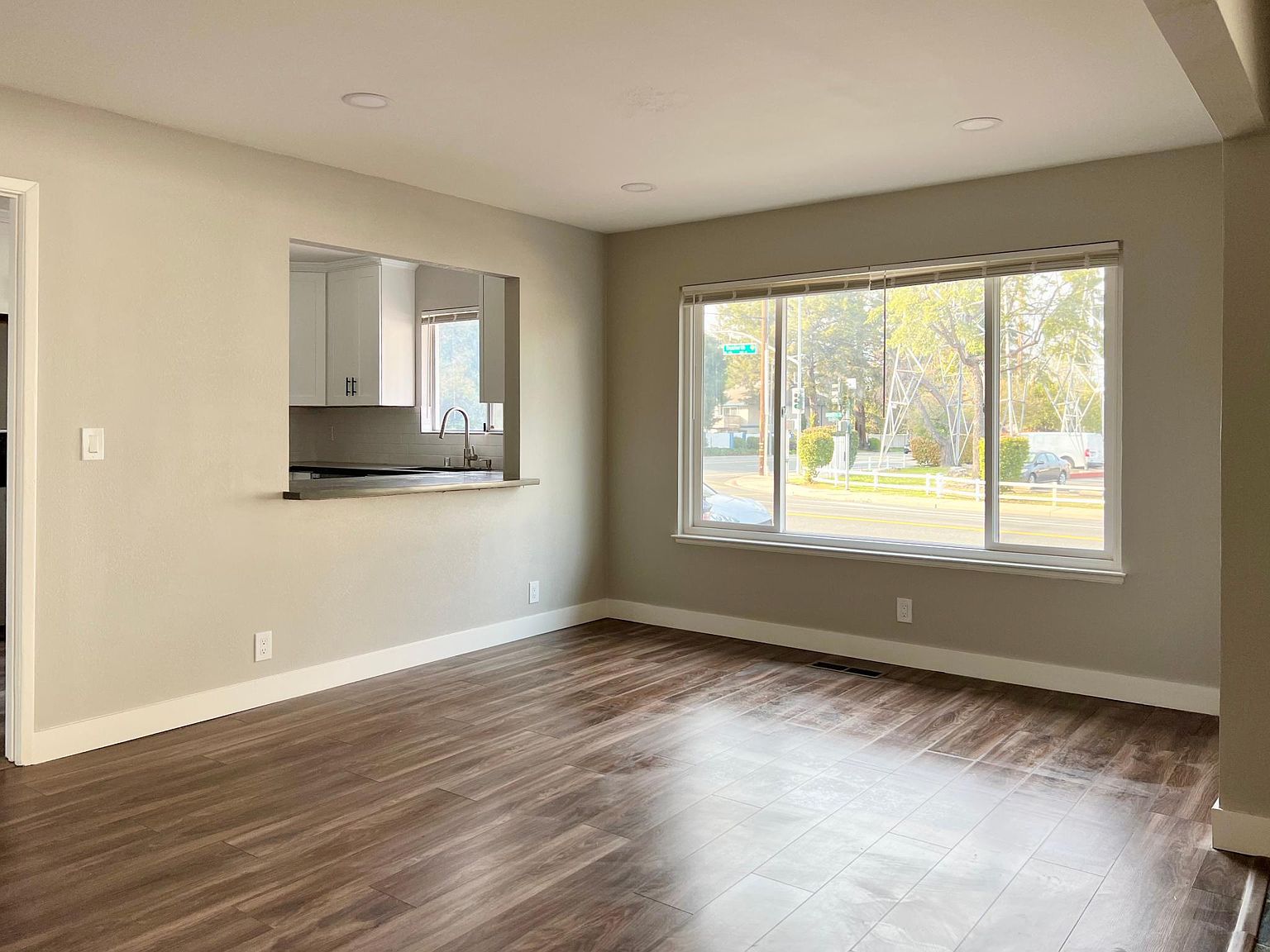 698 Danforth Dr photo 3