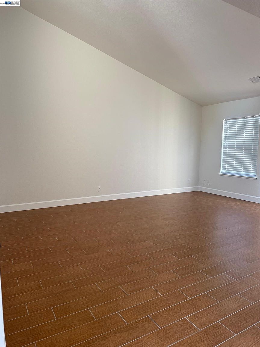 101 Portola Way photo 4