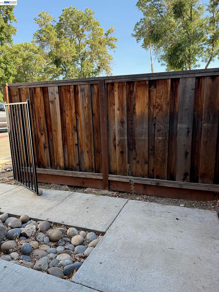 101 Portola Way photo 2