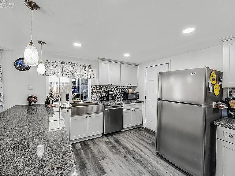 1375 Michelle Ave photo 4