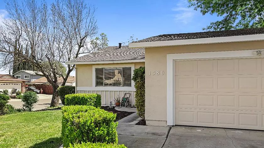 1580 Griffith Pl photo 2