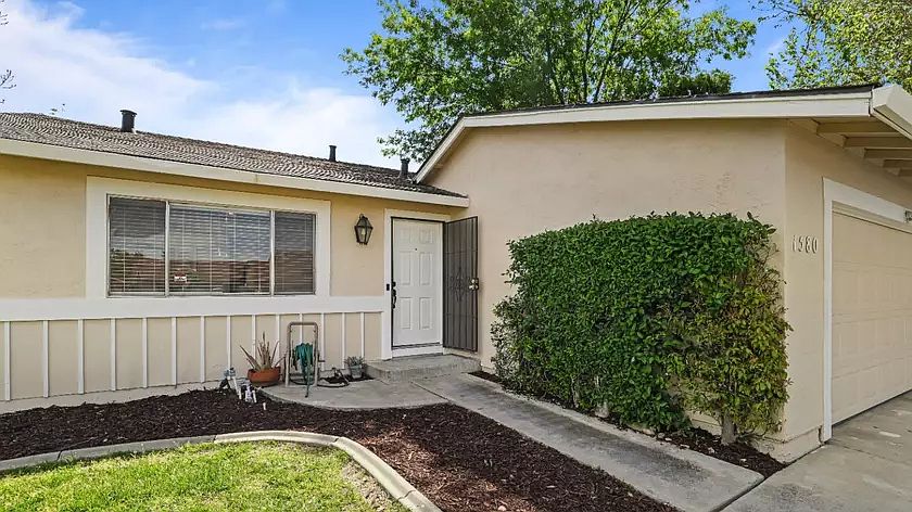 1580 Griffith Pl photo 3