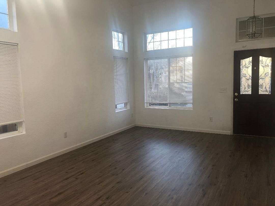 1350 Heatherfield Way photo 2