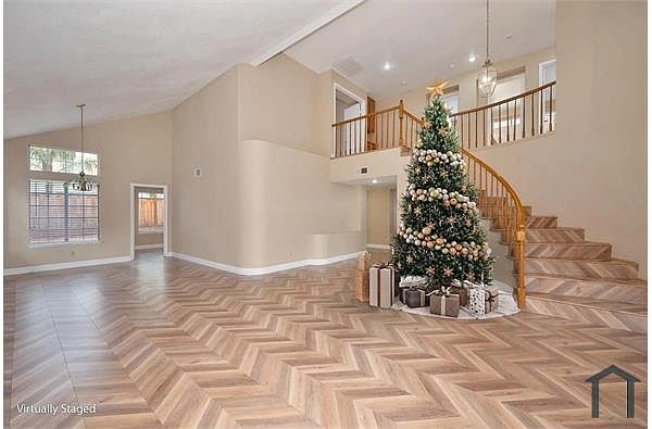 1585 Foxwood Dr photo 4