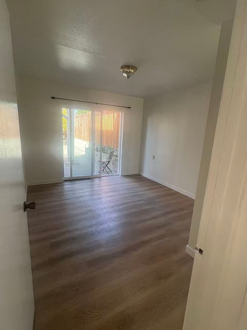 468 Westlake Ave photo 4
