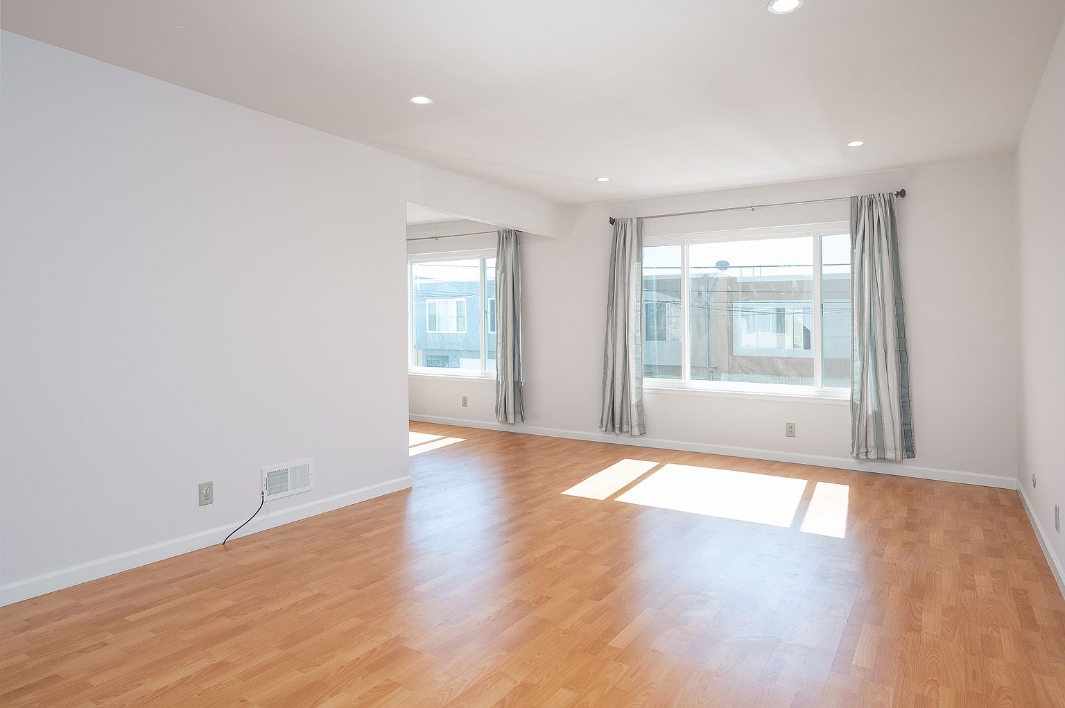 49 E Moltke St photo 2