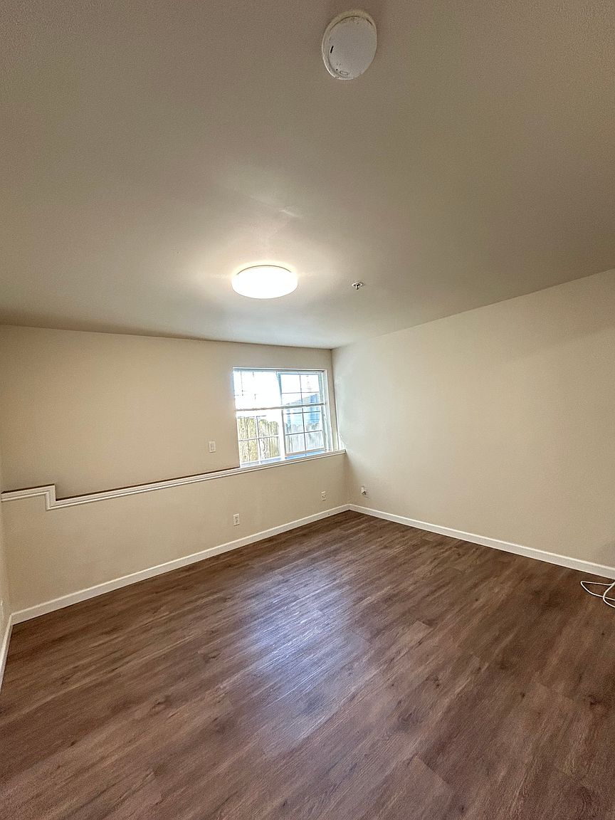 88 Alexander Ave photo 4