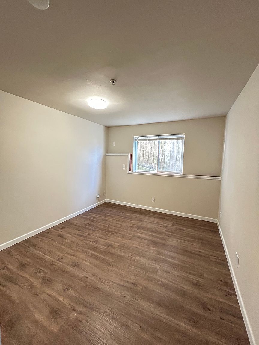 88 Alexander Ave photo 3