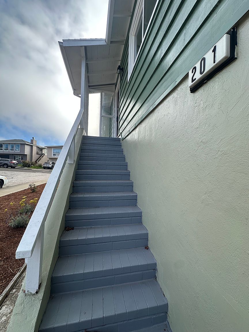 201 Springdale Dr photo 2