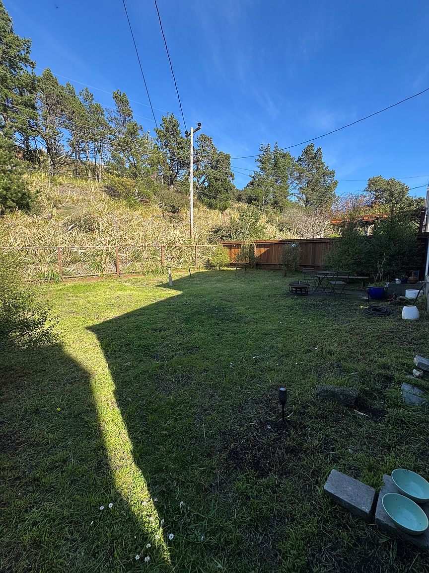 641 Foothill Dr photo 2