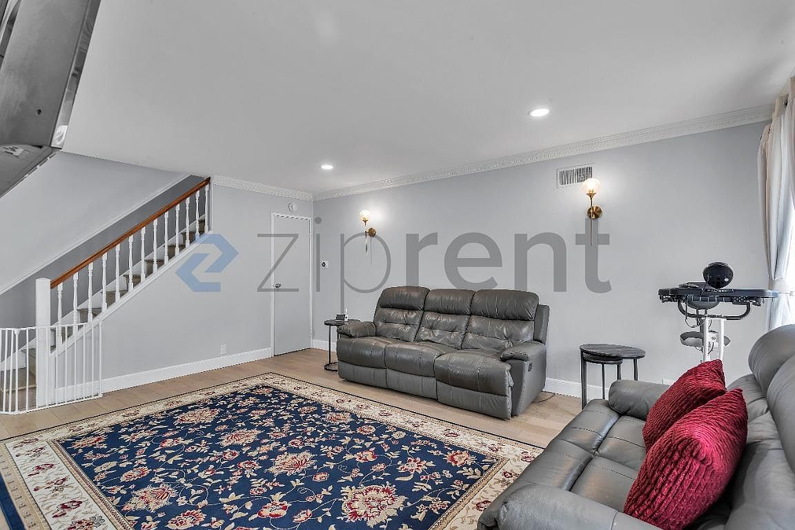 626 Foothill Dr photo 5