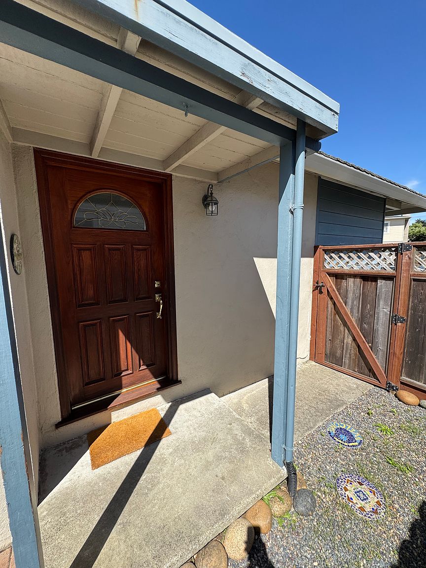 388 Lynbrook Dr photo 2