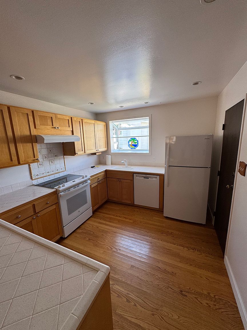 388 Lynbrook Dr photo 4