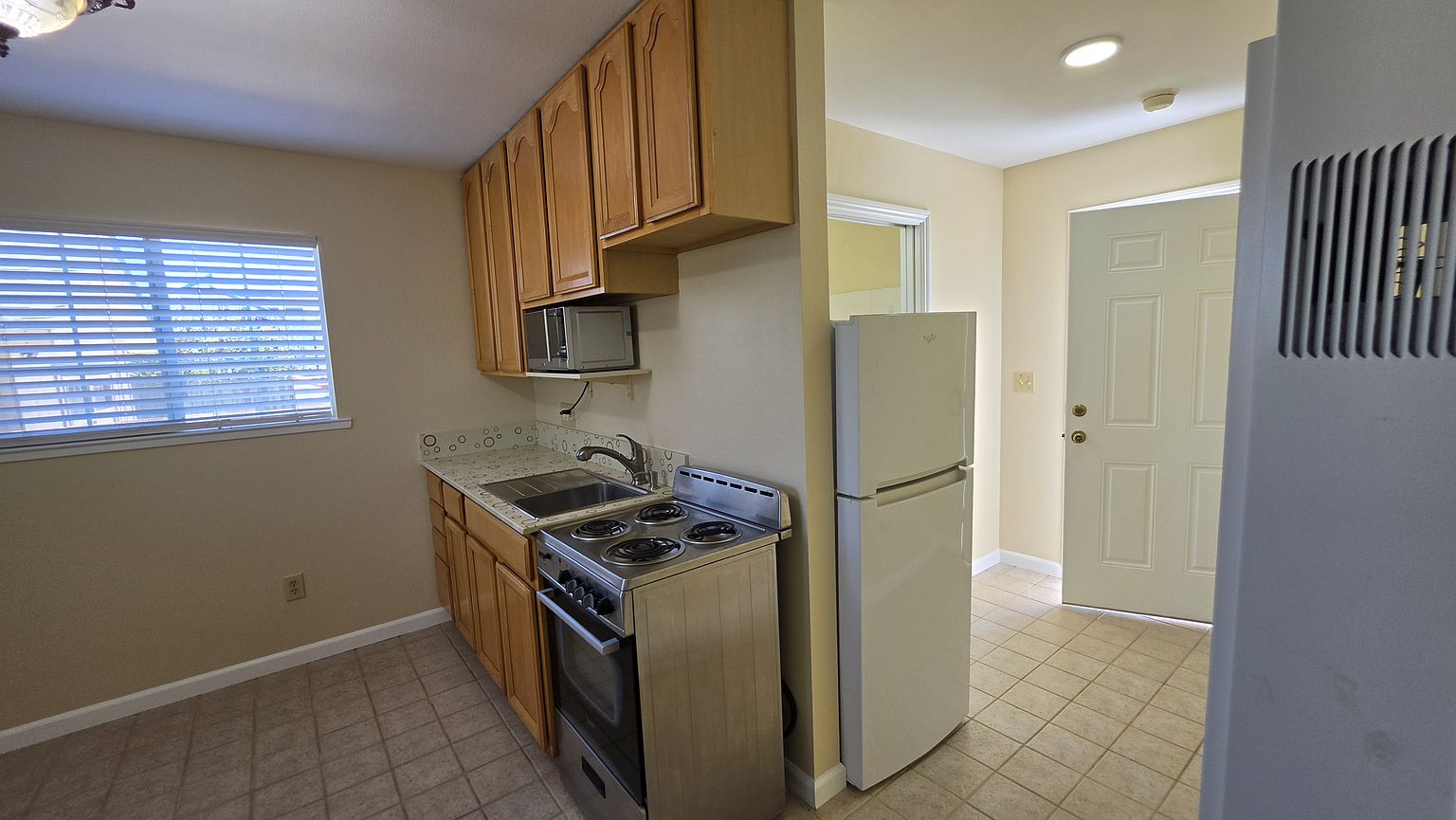 1BR/1BA Single Family House on Poplar Ave · San Bruno photo 3