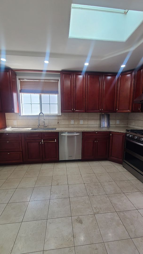 469 Cypress Ave photo 4