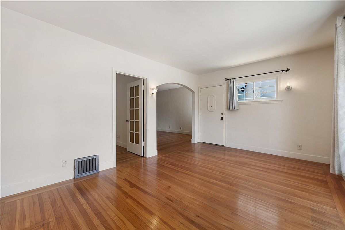 2BR/1BA Single Family House on East Ave · San Bruno photo 5