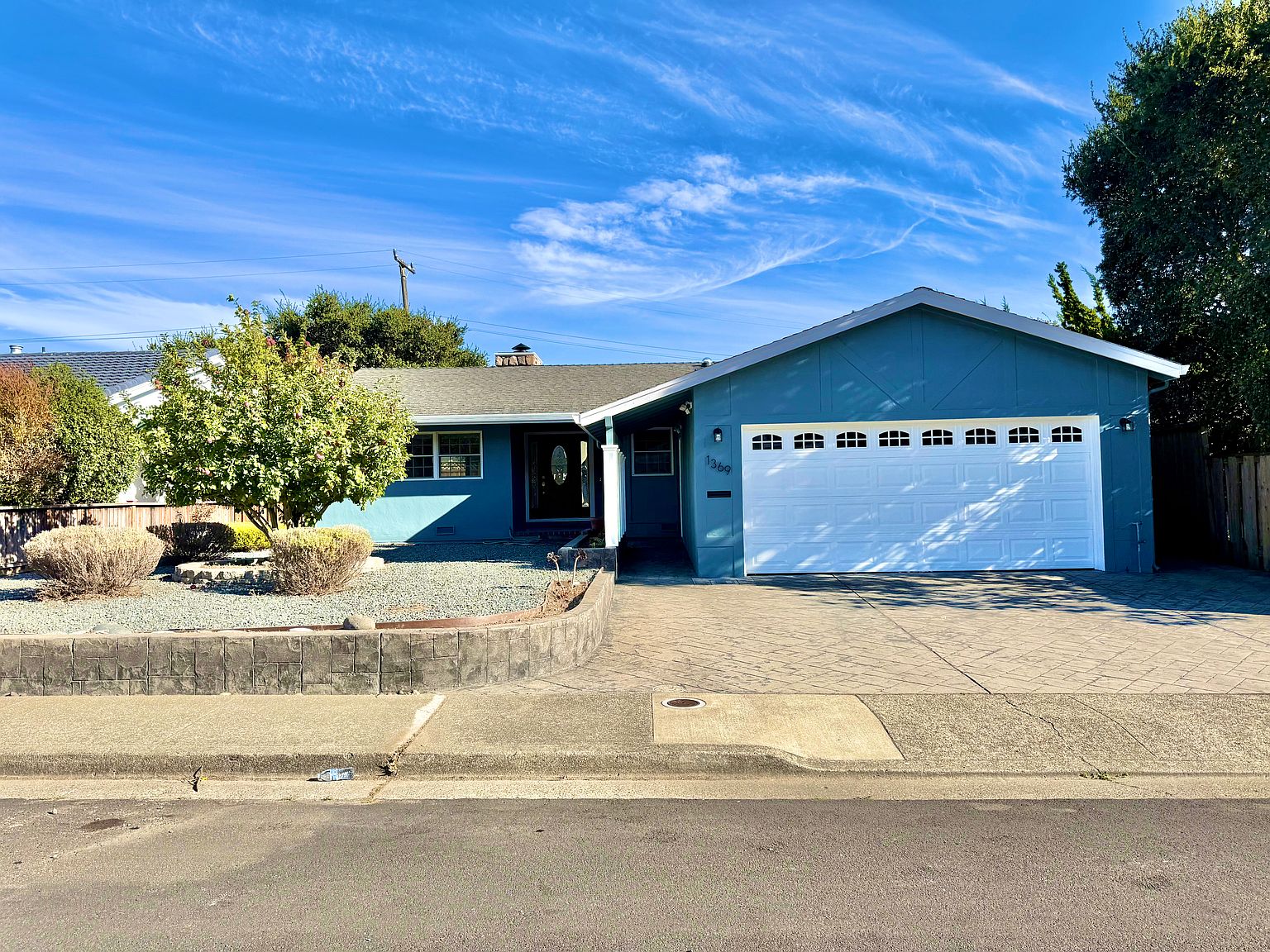 1369 Ridgewood Dr photo 2