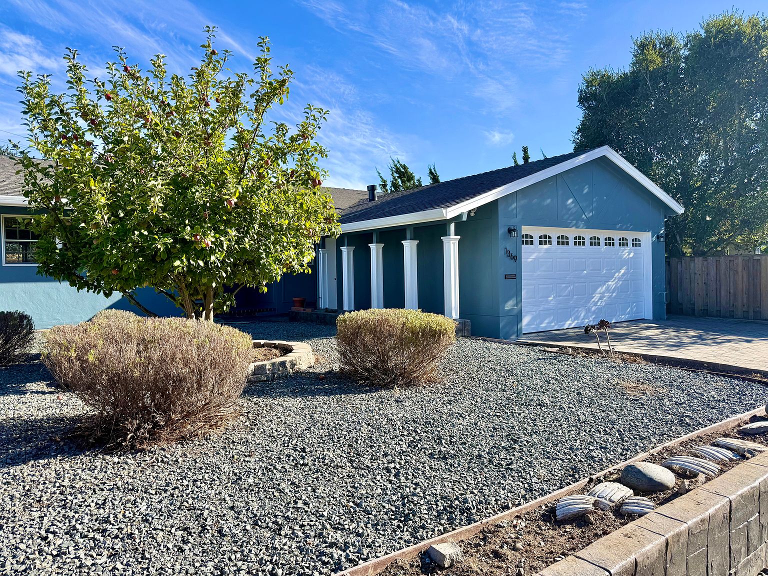 1369 Ridgewood Dr photo 3