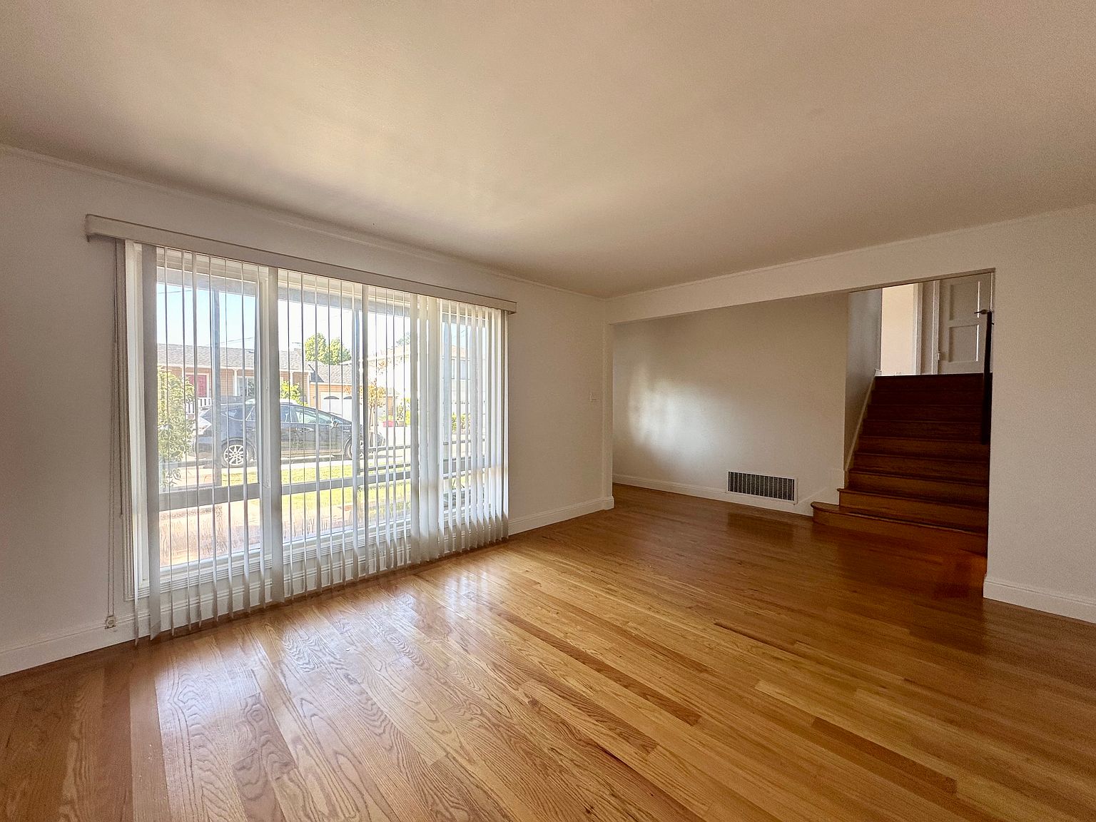 339 Paramount Dr photo 2